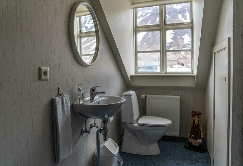 اتاق استاندارد با سرویس بهداشتی مشترک, Guesthouse Isafjordur  Gamla