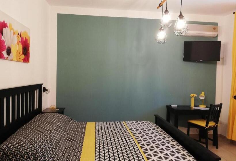 Номер Стандарт, The Yellow House