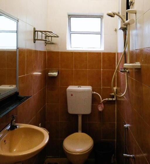 اتاق چهار تخته با دستشویی مشترک, Golden Lodge