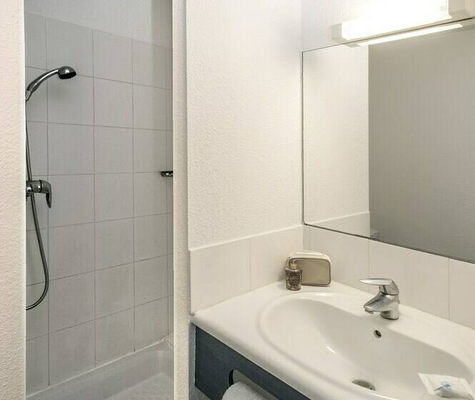 Quarto Triplo Estandar, Brit Hotel Essentiel Millau