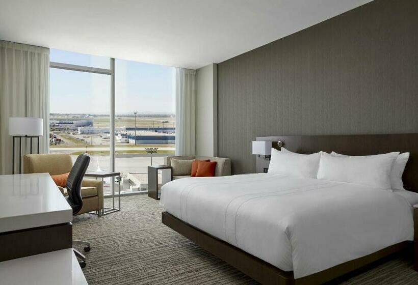 اتاق استاندارد با تخت بزرگ, Calgary Airport Marriott Interminal