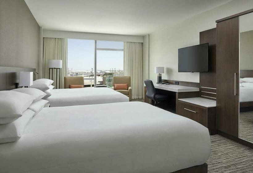 اتاق استاندارد با تخت بزرگ, Calgary Airport Marriott Interminal
