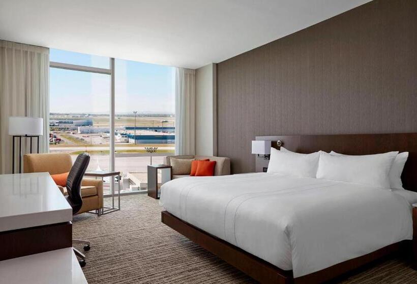 اتاق استاندارد با تخت بزرگ, Calgary Airport Marriott Interminal