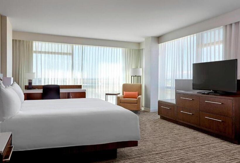 اتاق استاندارد با تخت بزرگ, Calgary Airport Marriott Interminal