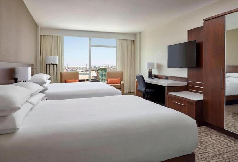 Номер Стандартный Кровать Куин, Calgary Airport Marriott Interminal
