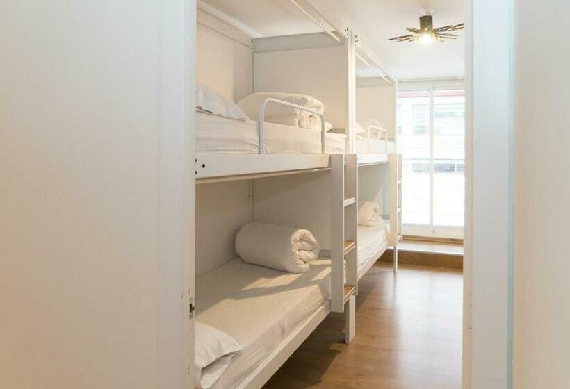 Кровать в Многоместном Номере с Общей Ванной, Pars Teatro Hostel