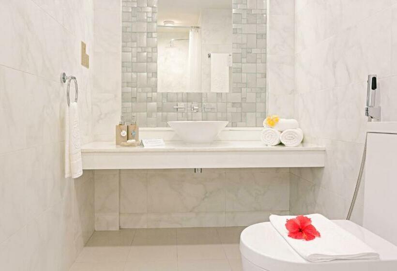 اتاق لوکس با چشم‌انداز دریا, Malahini Kuda Bandos Resort