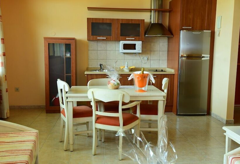 דירת חדר, Villamar