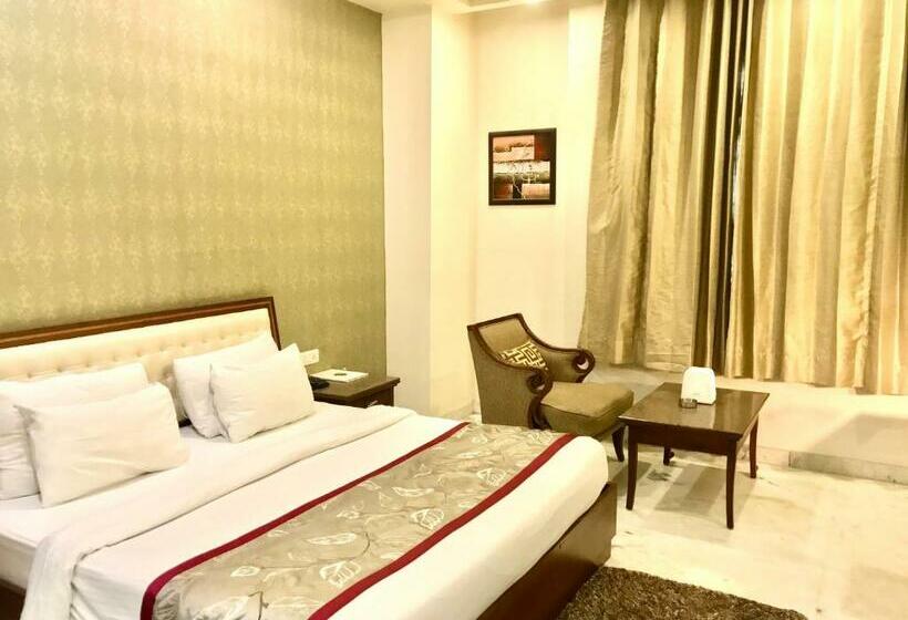 חדר קלאב, Leela Grande