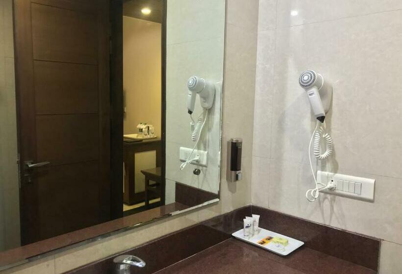 חדר קלאב, Leela Grande