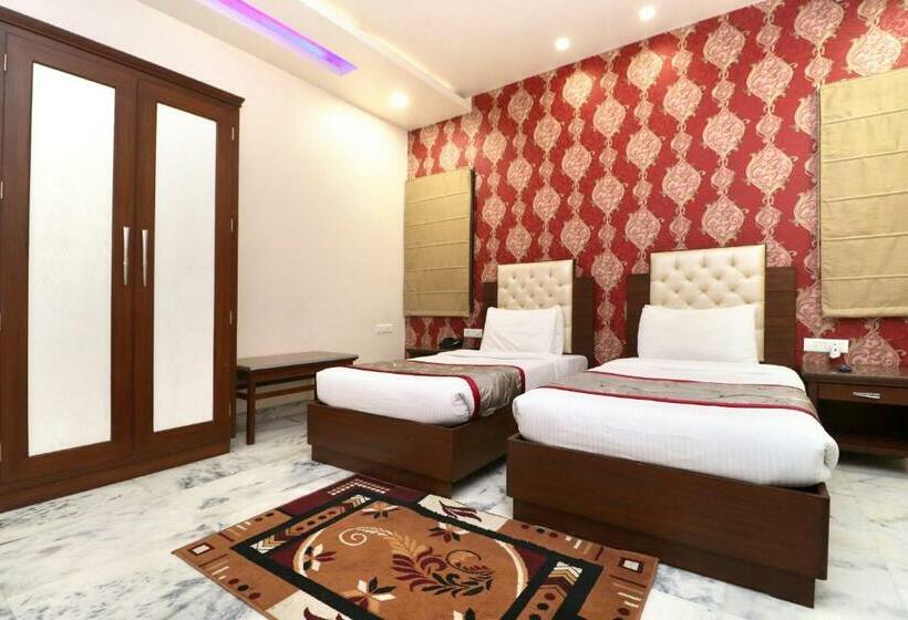 חדר קלאב, Leela Grande