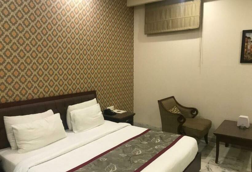 חדר קלאב, Leela Grande