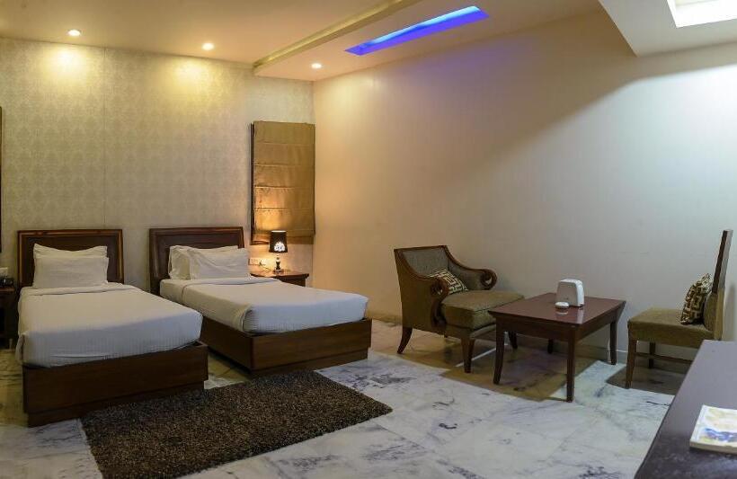 חדר קלאב, Leela Grande