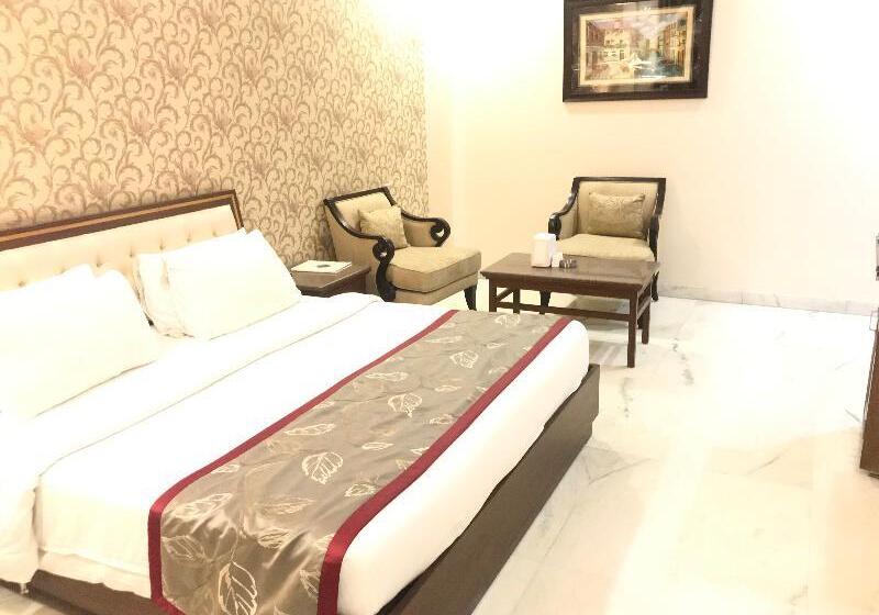 חדר קלאב, Leela Grande