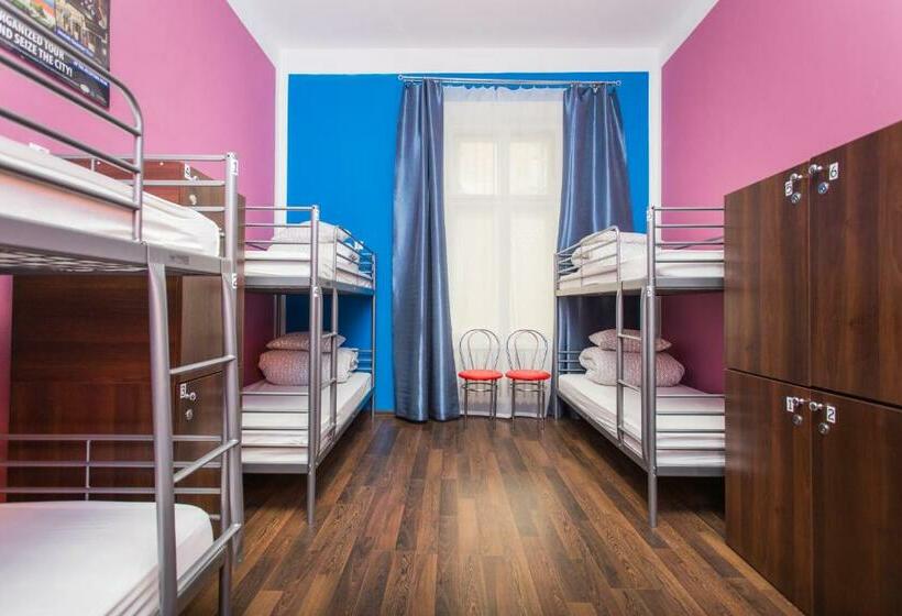 Кровать в Общей Комнате, One World Hostel Kraków