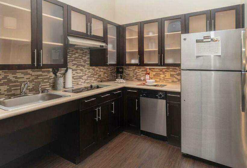 Люкс, Staybridge Suites Marquette, An Ihg