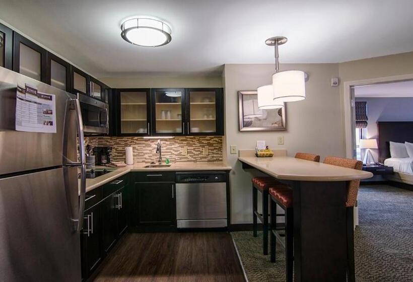 Quarto Estandar Cama King para Deficientes Físicos, Staybridge Suites Marquette, An Ihg