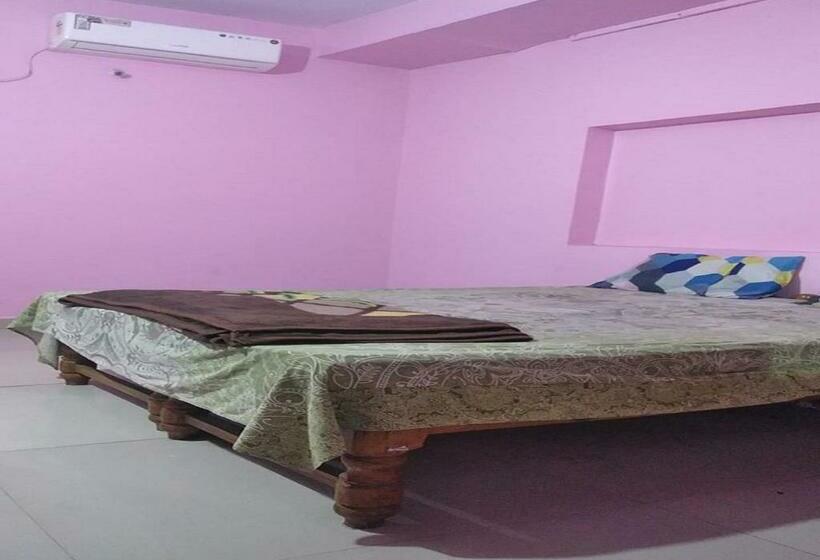 Номер Deluxe, Yashoda Lodge Hingoli
