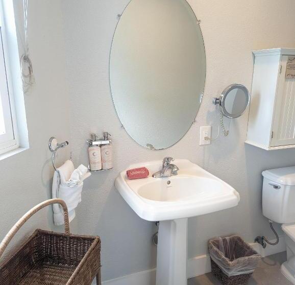 اتاق لوکس با تخت بزرگ, Capitola
