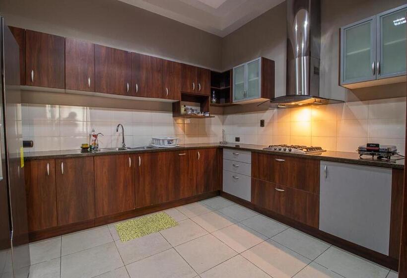 Апартаменты 3 Спальни, 200 M2   Puerto Santa Ana   3 Habitaciones