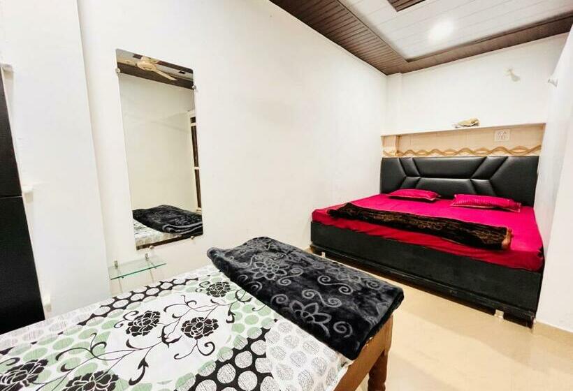 Quarto Familiar, Pallav Guest House