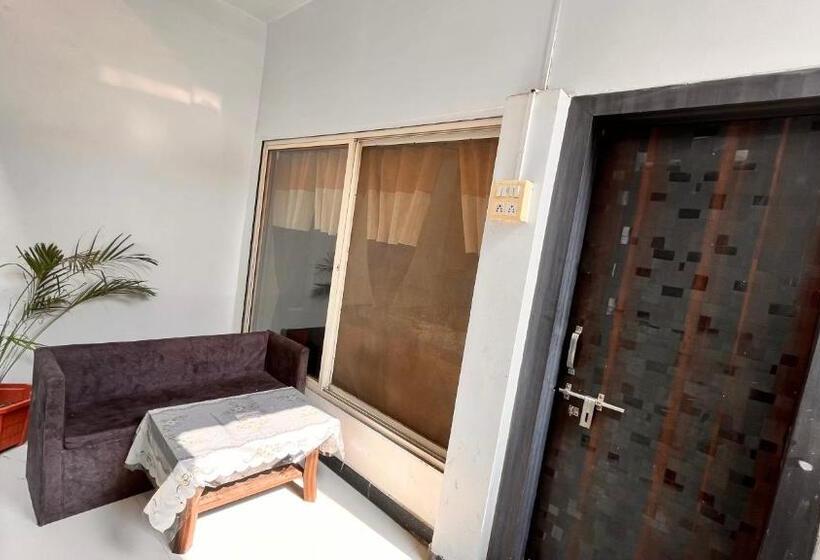 اتاق لوکس با بالکن, Pallav Guest House