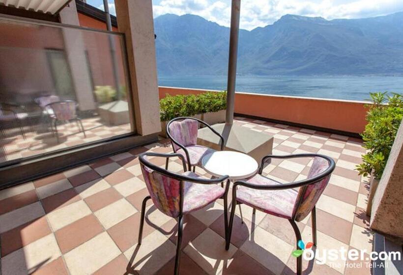 اتاق استاندارد با چشم‌انداز دریاچه, Castell   Montagnoli Group