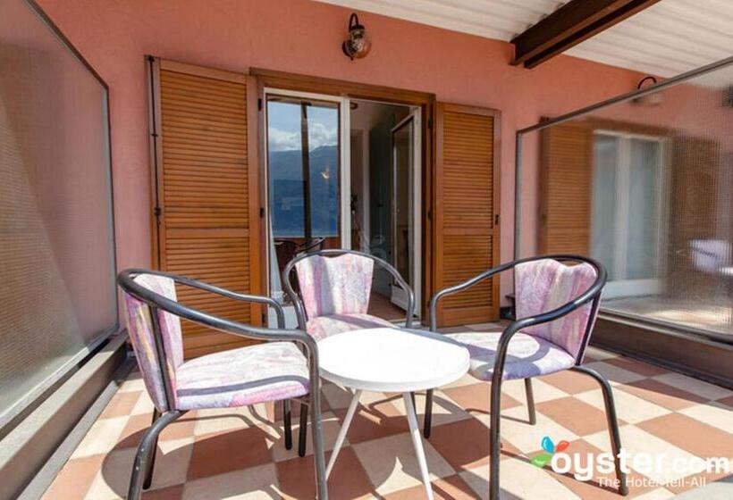 اتاق استاندارد با چشم‌انداز دریاچه, Castell   Montagnoli Group
