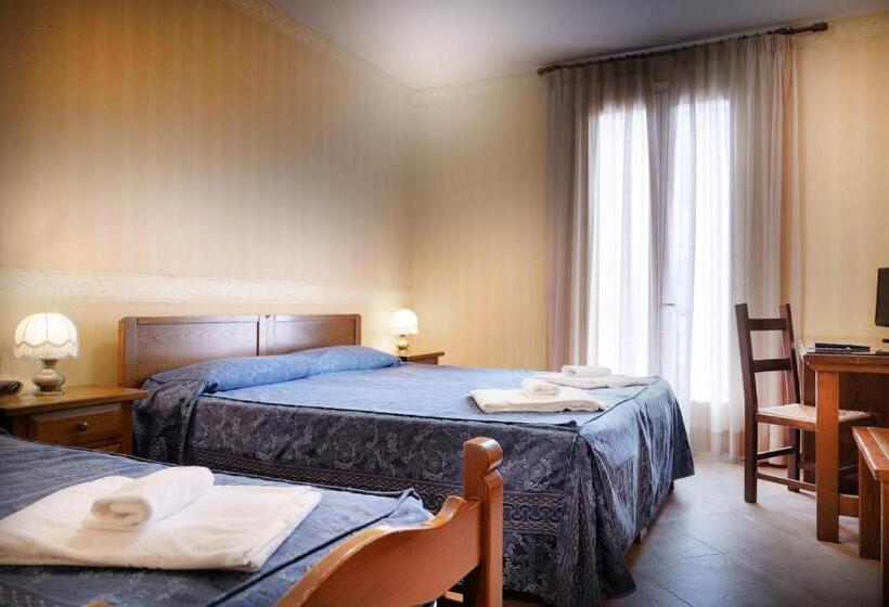 Economy Triple Room, Riviera