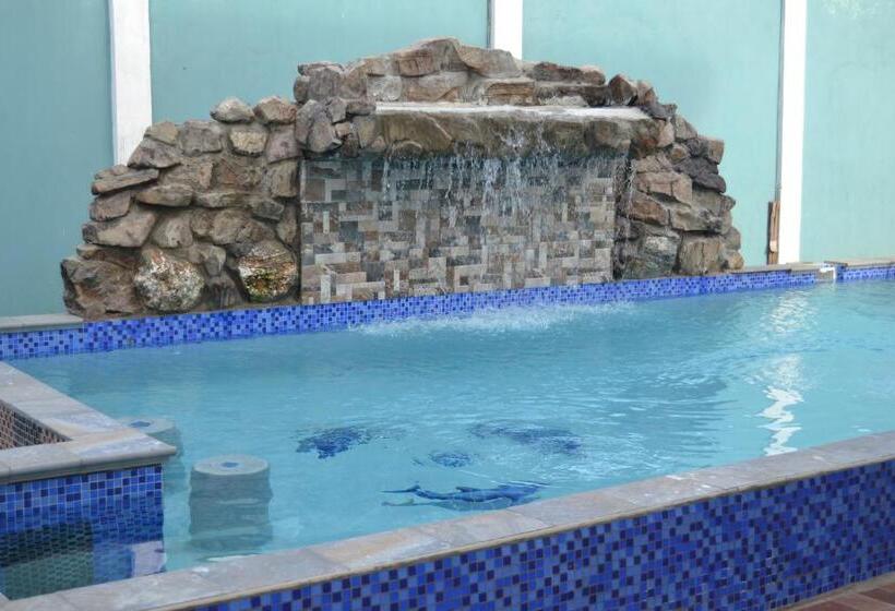 سوییت لوکس, Metro Hotel Couva