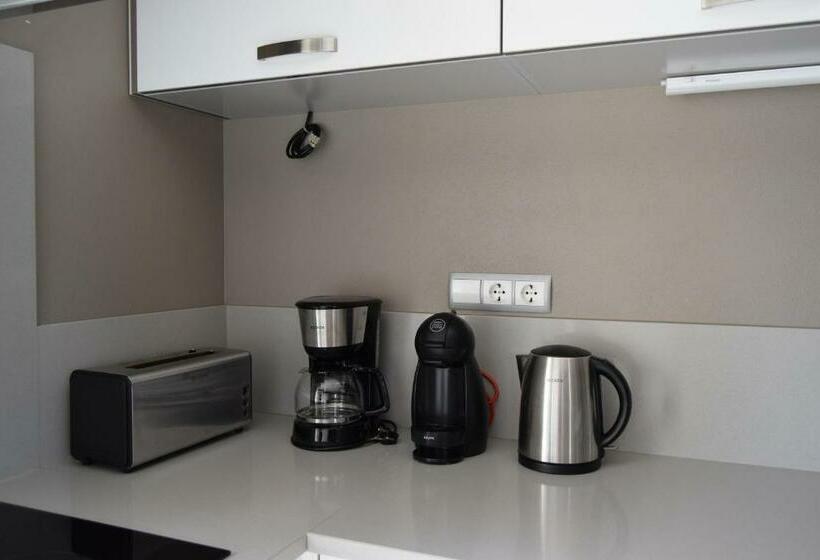غرفة قياسية, Family House