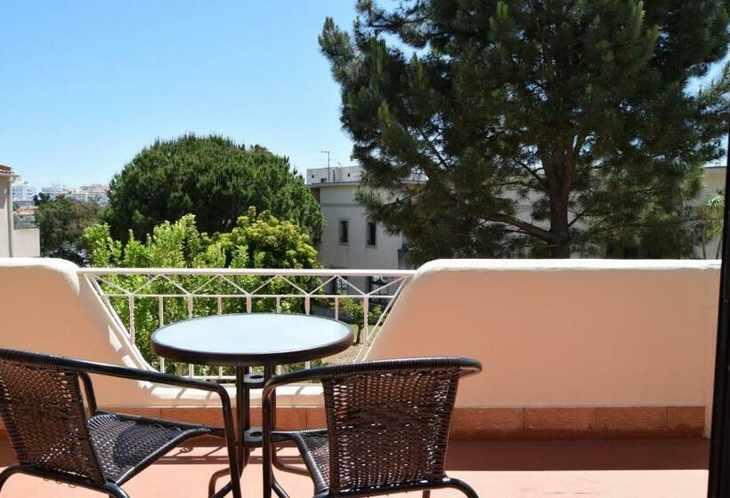 غرفة قياسية, Family House