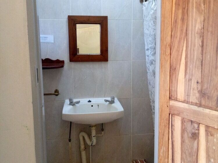 اتاق اکونومی, Fawlty Towers Accommodation & Activities