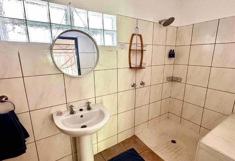 اتاق لوکس, Fawlty Towers Accommodation & Activities