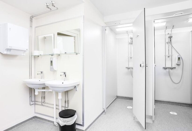 스탠다드 트리픔 룸 공동욕실, Forenom Hostel Vantaa Aviapolis