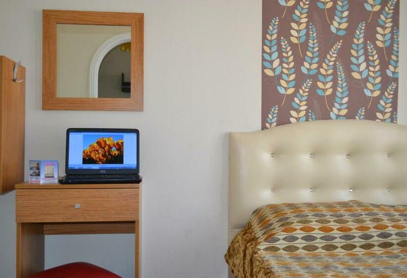 Standard Triple Room, Second Home Hostel