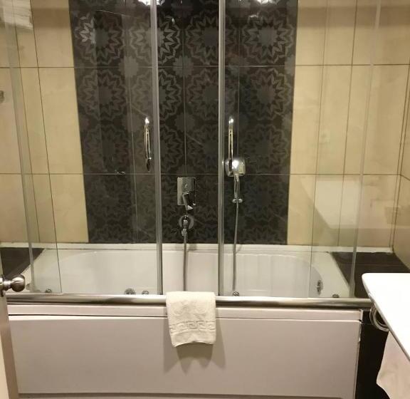 اتاق استاندارد سه نفره, Esila