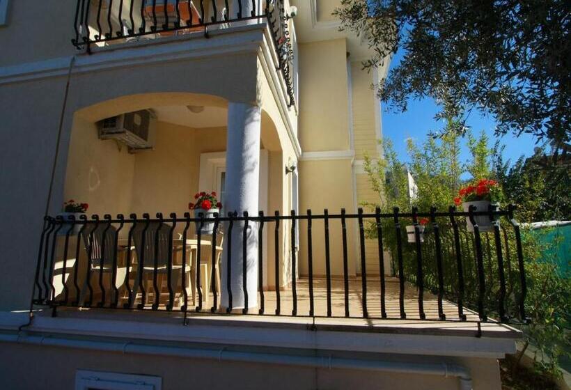 Апартаменты Deluxe 2 Спальни, Sea Breeze Hotel And Apartments