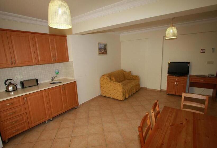 Апартаменты Deluxe 3 Спальни, Sea Breeze Hotel And Apartments