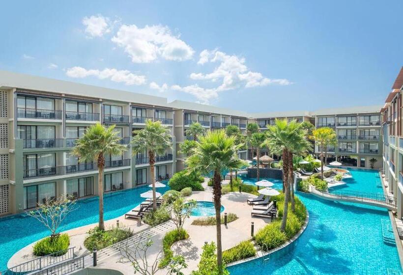 Номер Superior Вид на Бассейн, Le Meridien Khao Lak Resort & Spa