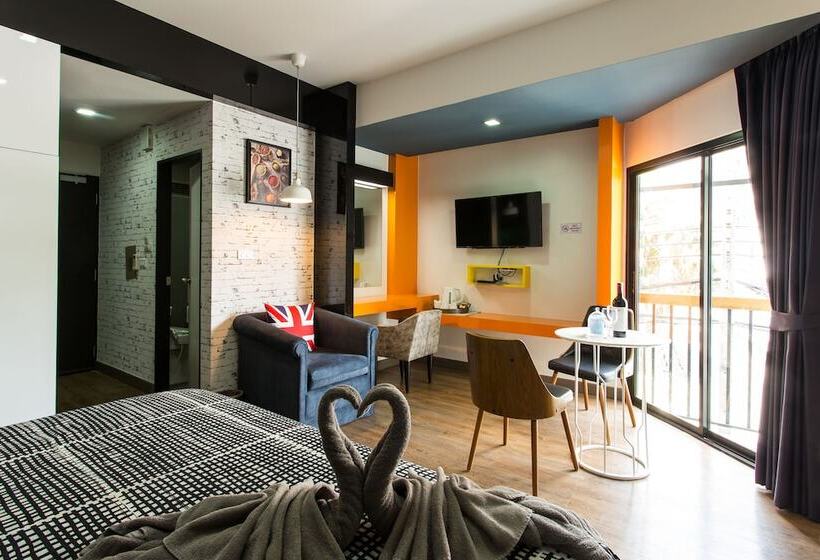استودیوی پریمیوم, The Loft Seaside Sriracha