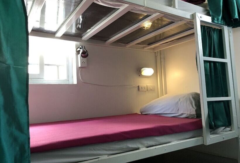 Cama em Quarto Compartilhado, Ploy Hostel
