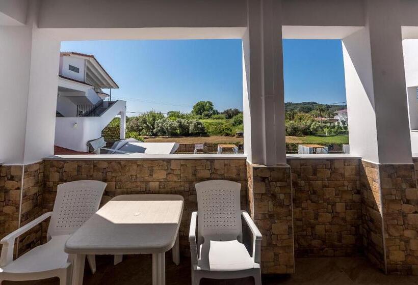 디럭스 스튜디오, Chandris Apartments