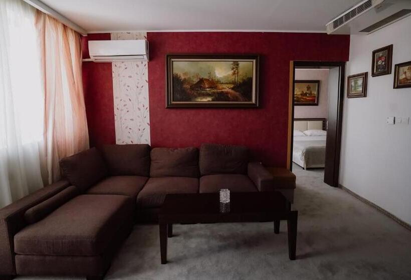 سوئیت با چشم‌انداز رودخانه, Rovno
