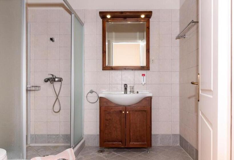 Economy Triple Room, Sourediko