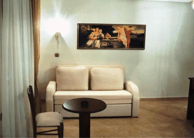 غرفة قياسية ثلاثية, Filippos