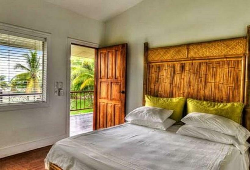 Номер Клуб, Iguana Lodge Beach Resort