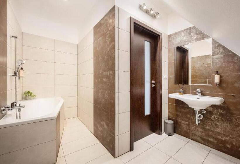 Номер Стандарт Трехместный, Wine & Wellness Hotel Besední Dům