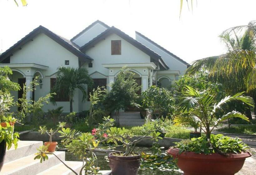 اتاق خانوادگی با چشم‌انداز باغ, Gold Rooster Resort