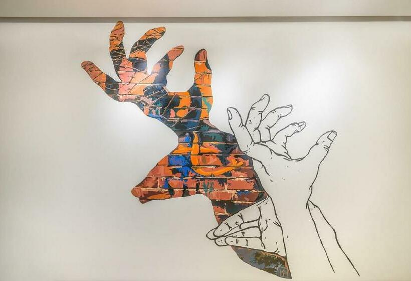 اتاق سوپریور, Artagonist Art